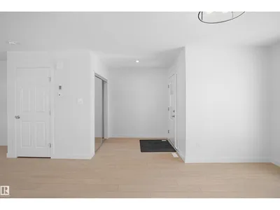 7323 181 AV NW photo 4