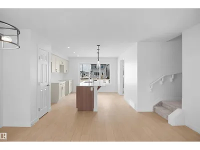 7323 181 AV NW photo 8