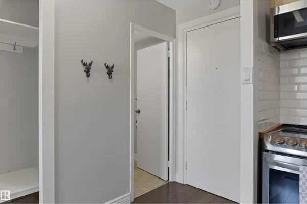 #705 9816 112 ST NW photo 3