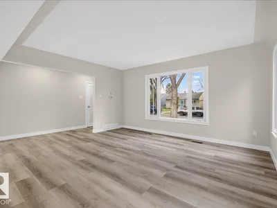9723 65 AV NW photo 7