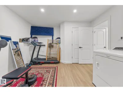 4119 18 AV NW photo 32