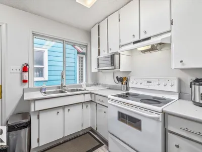 11428 79 AV NW photo 24