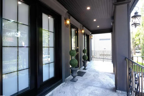 11833 102 AV NW photo 2