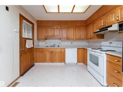 8502 76 AV NW photo 12