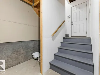 #7 8304 11 AV SW photo 32