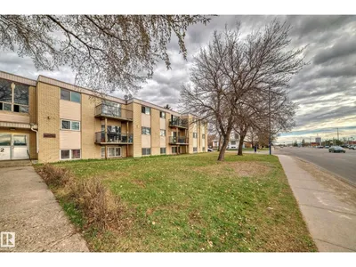 #5C 5715 133 AV NW photo 33