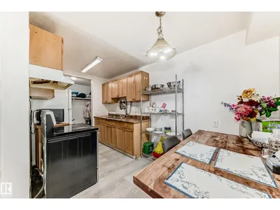#5C 5715 133 AV NW photo 9