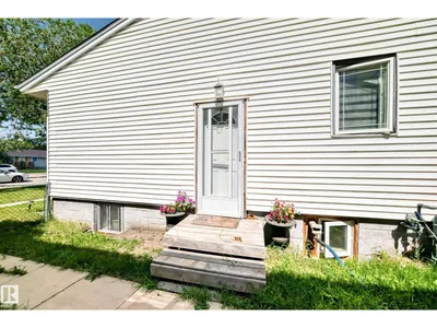 9911 163 ST NW photo 37