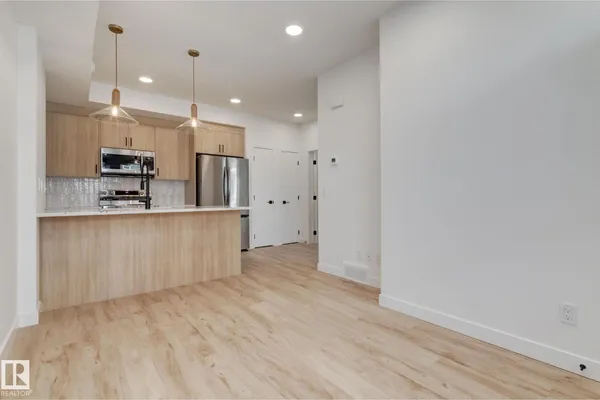 #1 16231 19 AV SW photo 3
