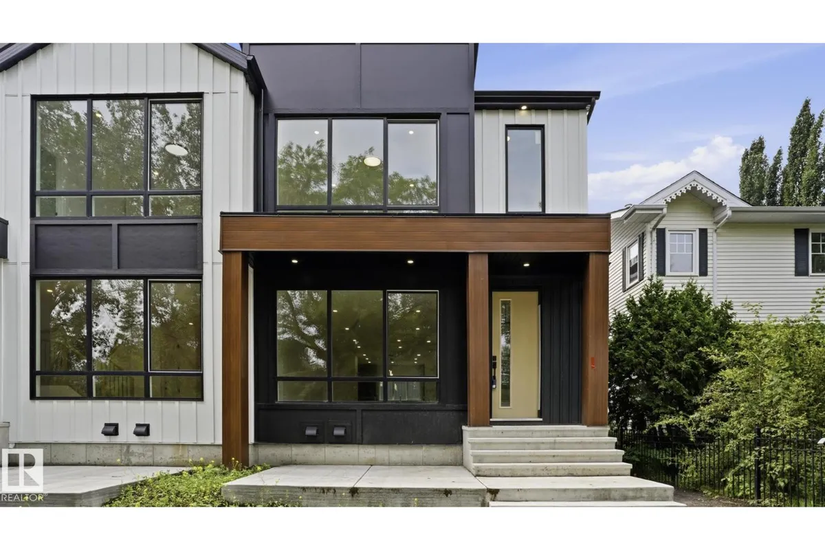 9226 94 ST NW exterior