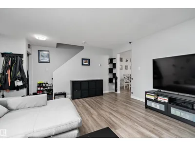 11439 39 AV NW photo 9