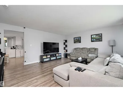 11439 39 AV NW photo 5