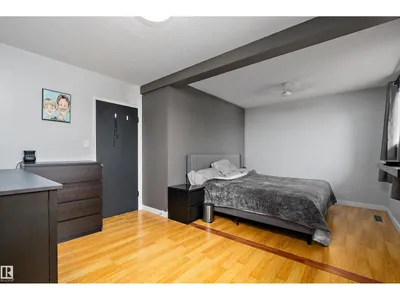 11439 39 AV NW photo 23