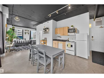#805 10024 JASPER AV NW photo 6