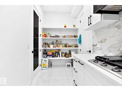 3926 41 AV photo 28