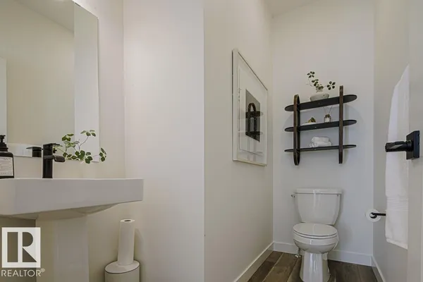 921 17 AV NW photo 3