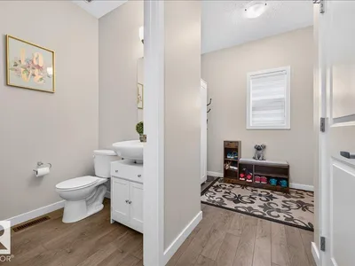 2709 Collins Crescent SW photo 8