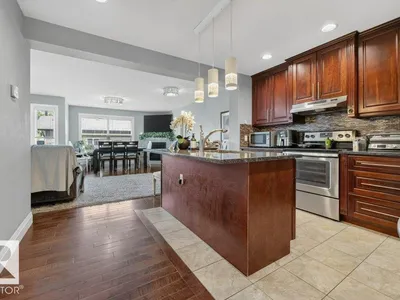 10724 72 AV NW photo 5