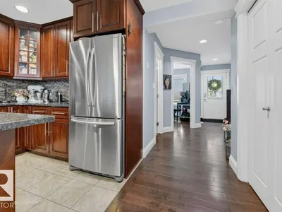 10724 72 AV NW photo 8