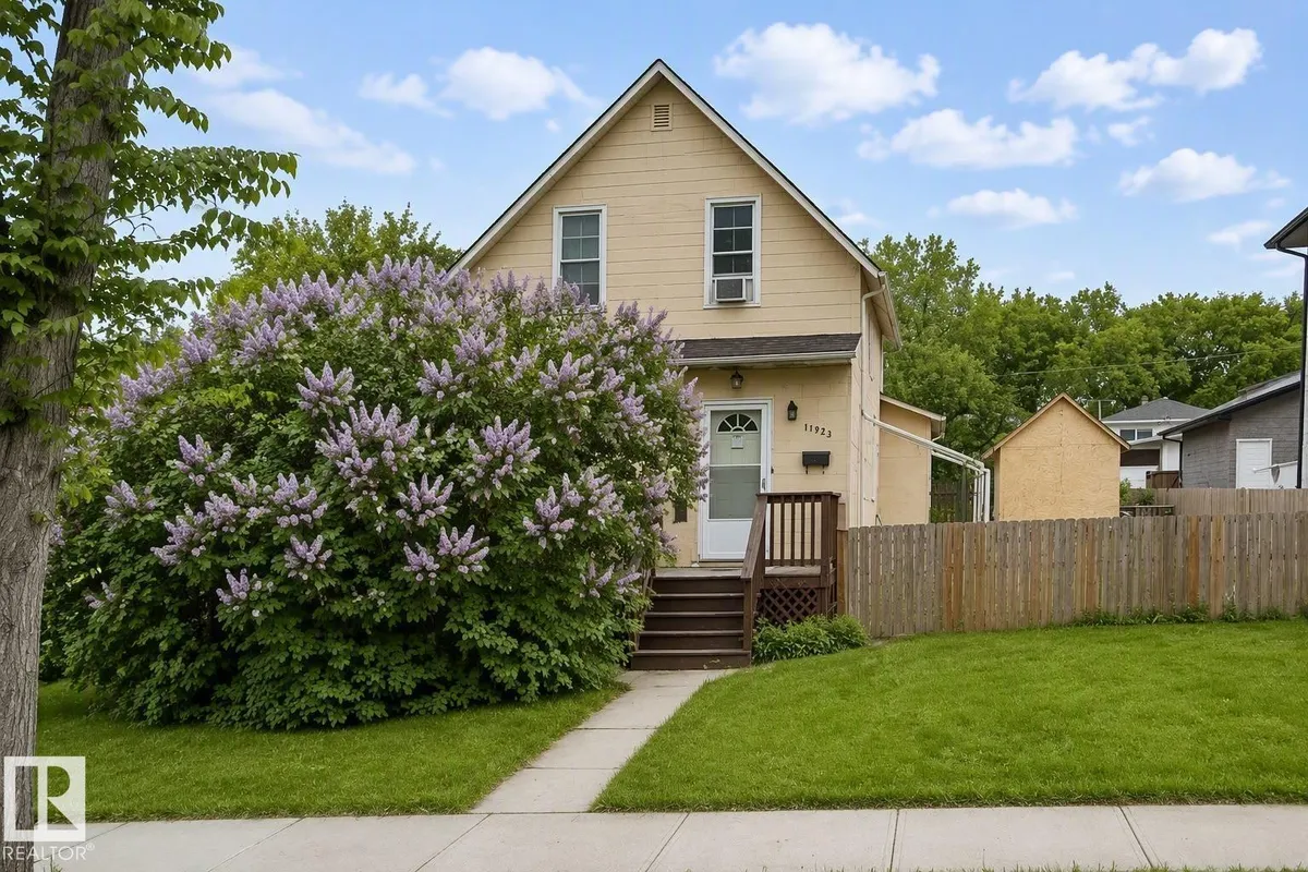 11933 70 ST NW exterior