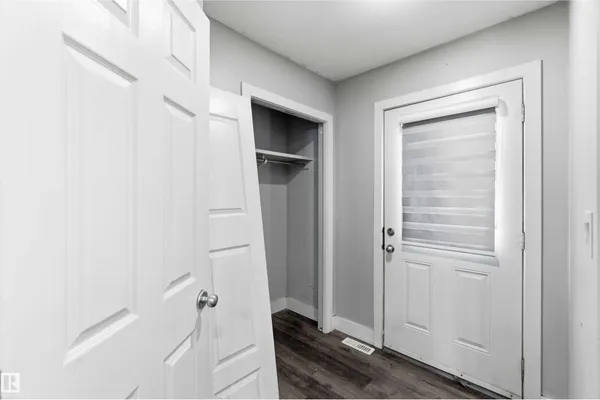 #64 120 MAGRATH RD NW photo 2