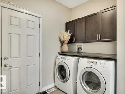 76 Everitt DR N photo 20