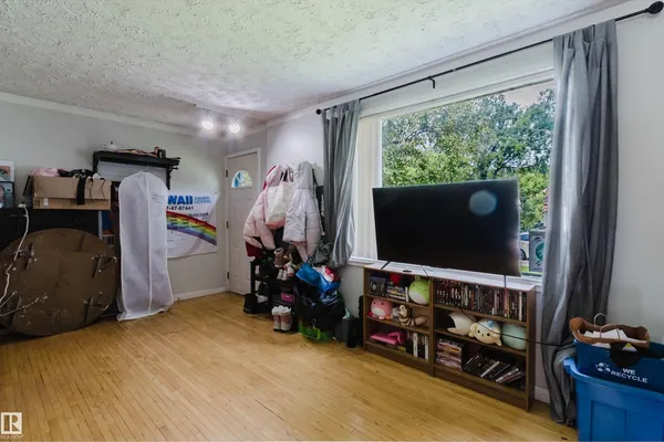 10955 72 AV NW photo 2