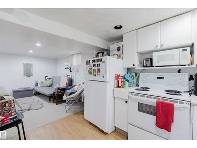 10955 72 AV NW photo 22