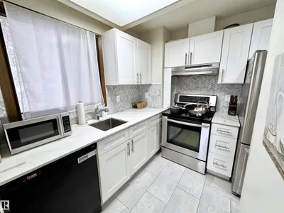 10346A 121 ST NW photo 9