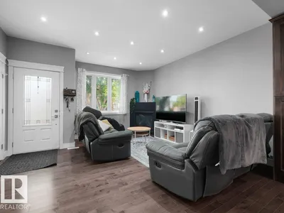 7909 105 AV NW photo 4