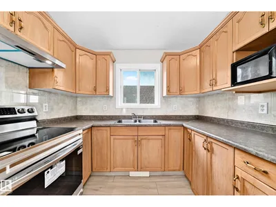9518 106 AV NW photo 12