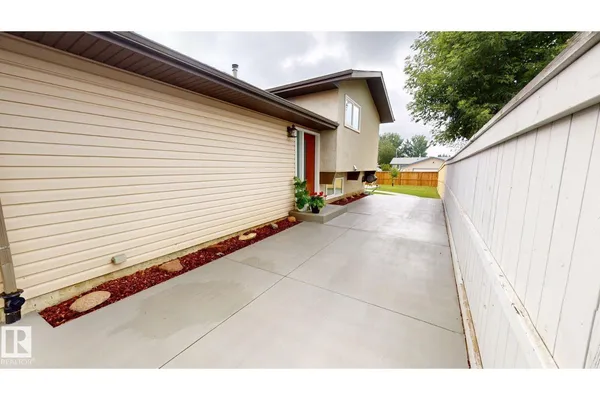 7935 22 AV NW photo 2
