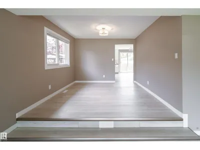 6907 19 AV NW photo 10