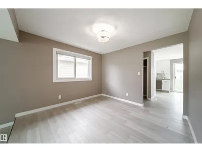 6907 19 AV NW photo 11