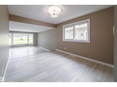 6907 19 AV NW photo 12