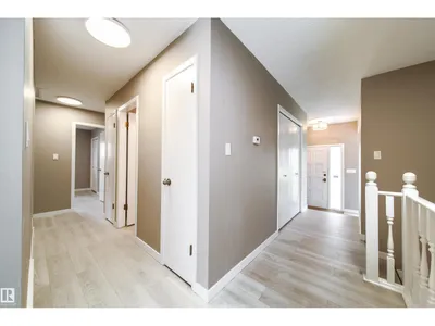 6907 19 AV NW photo 22