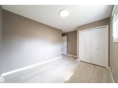 6907 19 AV NW photo 27