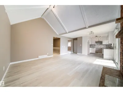 6907 19 AV NW photo 31