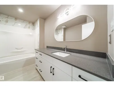 6907 19 AV NW photo 33