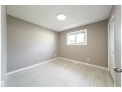 6907 19 AV NW photo 38