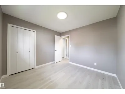 6907 19 AV NW photo 39