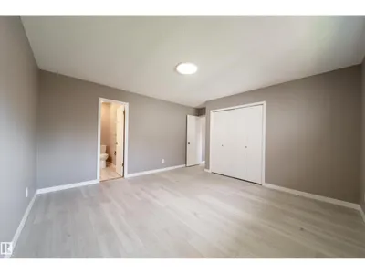 6907 19 AV NW photo 42