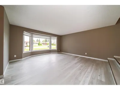 6907 19 AV NW photo 6