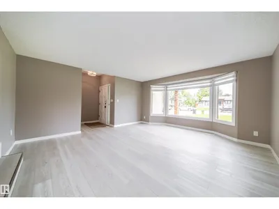 6907 19 AV NW photo 7