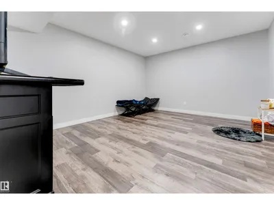 2912 12 AV NW photo 38