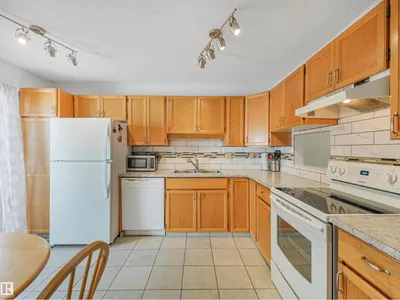 5749 189 ST NW photo 10