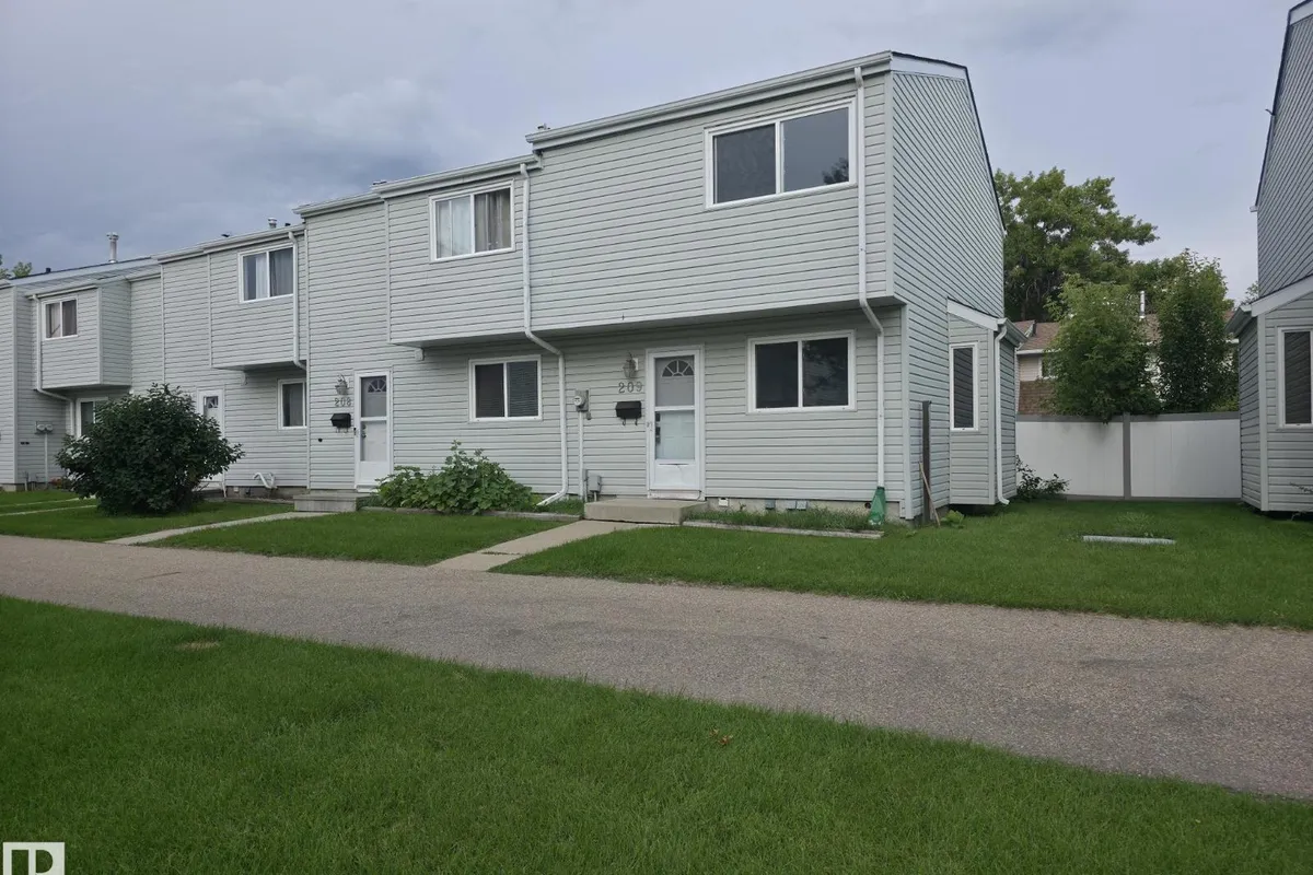 209 Dickinsfield CO NW exterior
