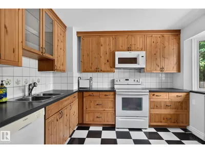10508 67 AV NW NW photo 32