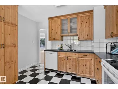 10508 67 AV NW NW photo 31
