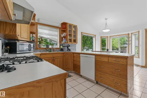 9716 160 ST NW photo 2